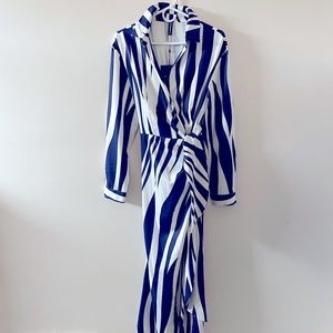 Slimming, wraparound dress. The tag is Just Fashion Now. Size 16, XXL.